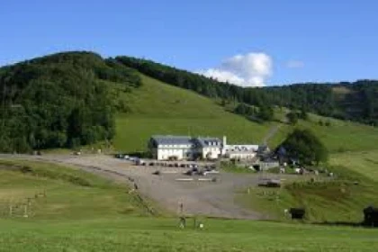 Traversée à l'hôtel Felsach Rouge Gazon - app.name