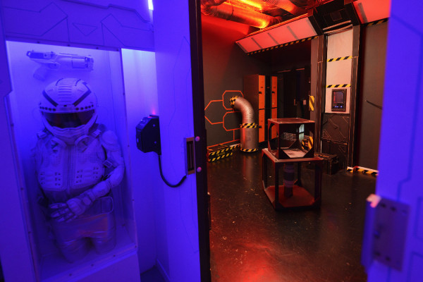 Salle bleu et rouge avec un astronaute et des machines