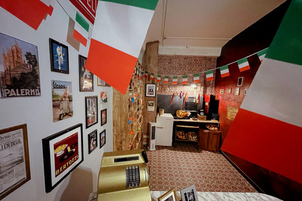 interieur de mamma mafia : drapeaux italiens