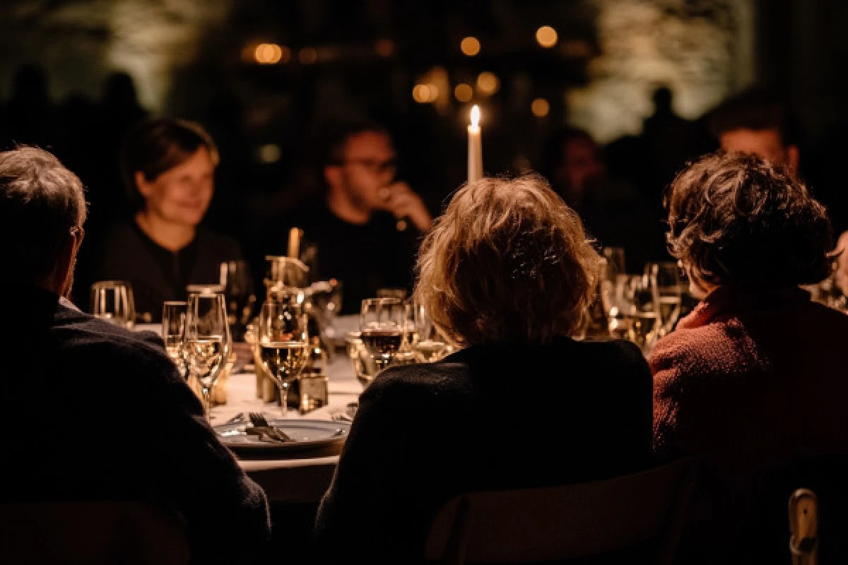 Groupe de personnes autour d'une table